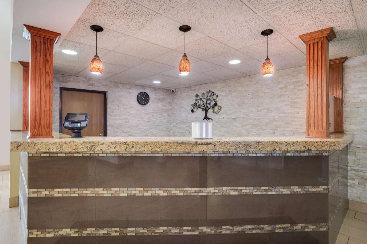 Best Western Waukesha Grand Pewaukee Bagian luar foto